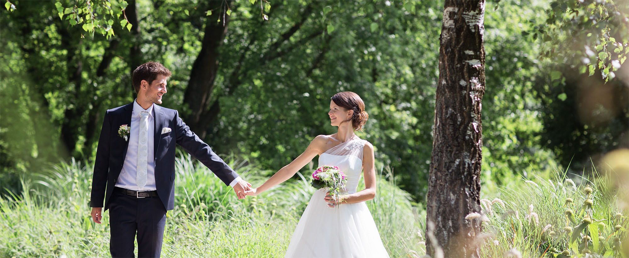 Brautpaar im Park unter Baum