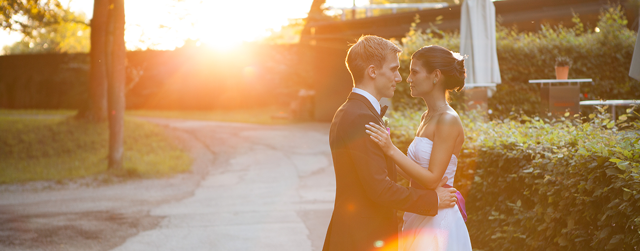 Brautpaar bei Sonnenuntergang im Park