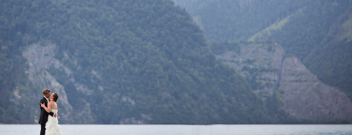 Brautpaar in der Natur vor Bergen